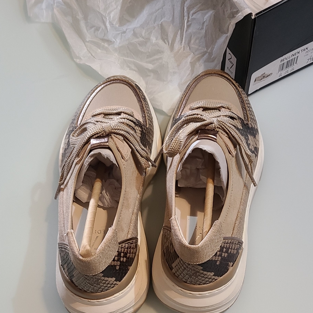 Naturalizer Sneakers - Picture 2 of 3